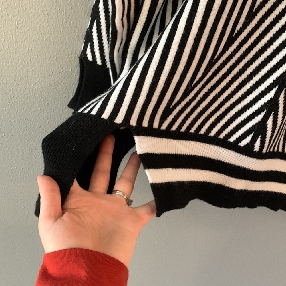 Moon River Chevron Black White Striped V Neck Sweater - Picture 6 of 7